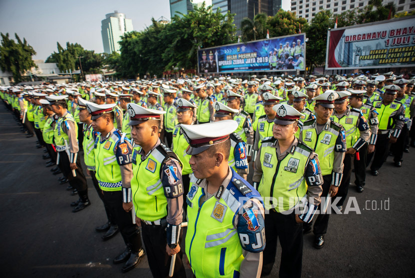 Sejumlah Polisi Lalu Lintas mengikuti Apel Gelar Pasukan Operasi Zebra Jaya 2019 di Lapangan Promoter Dit Lantas Polda Metro Jaya, Jakarta, Rabu (23/10/2019).
