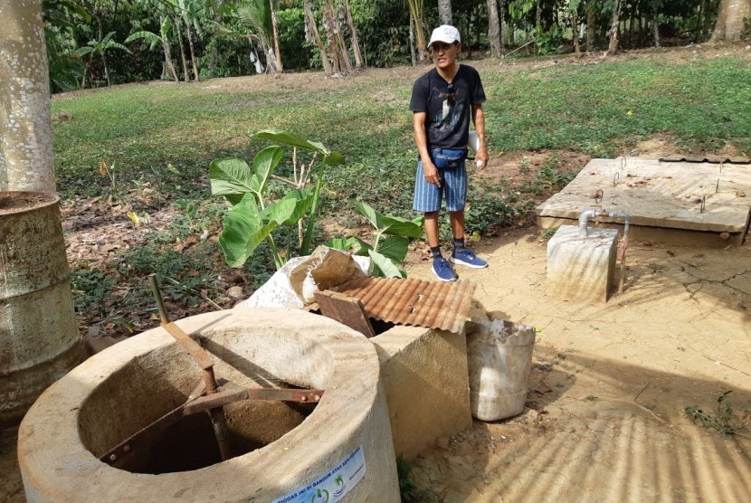 Koordinator BUMDES Desa Bongkasa Pertiwi, Bali, tengah mengolah limbah kotoran sapi dan babi untuk dijadikan biogas.