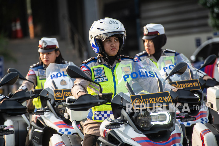 Sejumlah Polisi Lalu Lintas mengikuti Apel Gelar Pasukan Operasi Zebra Jaya 2019 di Lapangan Promoter Dit Lantas Polda Metro Jaya, Jakarta, Rabu (23/10/2019). 