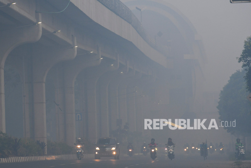 Sejumlah kendaraan melintas Jalan Gubernur Ahmad Bastari Palembang (ilustrasi).BMKG menjelaskan kabut yang diraskan warga setempat bukan dampak kebakaran hutan melainkan akibat adanya uap air.