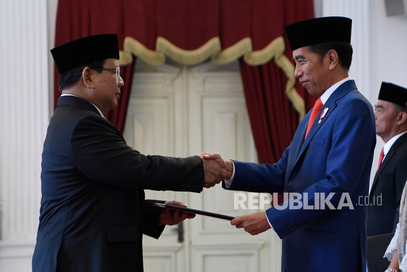 Presiden Joko Widodo (kanan) menyerahkan petikan keputusan kepada calon Menteri Pertahanan Prabowo Subianto (kiri) dalam rangkaian pelantikan jajaran menteri Kabinet Indonesia Maju di Istana Merdeka, Jakarta, Rabu (23/10/2019). 