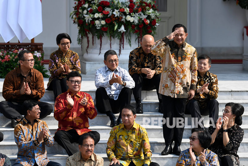 Mantan Kapolri Tito Karnavian (berdiri) memberi hormat saat diperkenalkan Presiden Joko Widodo sebagai Menteri Dalam Negeri saat pengumuman jajaran menteri Kabinet Indonesia Maju di Istana Merdeka, Jakarta, Rabu (23/10/2019)
