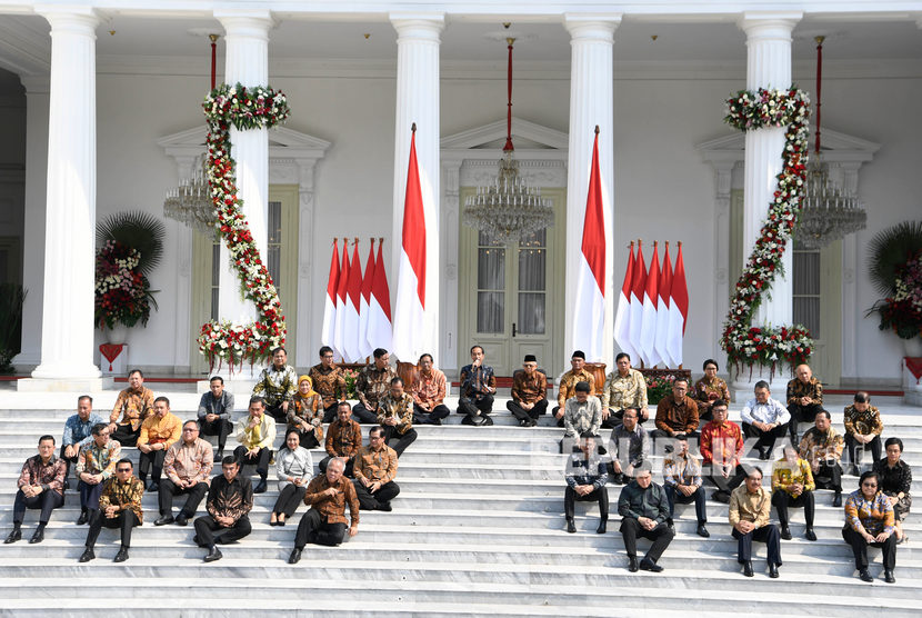 Presiden Joko Widodo (tengah) didampingi Wakil Presiden Maruf Amin memperkenalkan calon menteri Kabinet Indonesia Maju di beranda Istana Merdeka, Jakarta, Rabu (23/10/2019). 