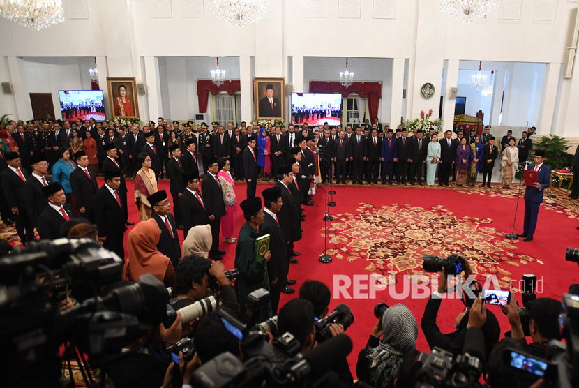 Presiden Joko Widodo bersiap mengambil sumpah jajaran menteri dalam rangkaian pelantikan Kabinet Indonesia Maju di Istana Merdeka, Jakarta, Rabu (23/10/2019).