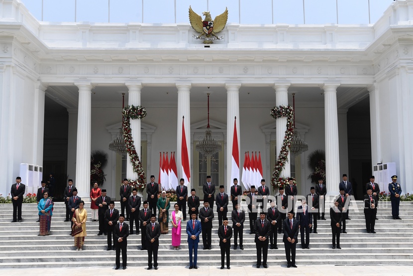 Presiden Joko Widodo didampingi Wapres Ma'ruf Amin berfoto bersama jajaran menteri Kabinet Indonesia Maju yang baru dilantik di tangga beranda Istana Merdeka, Jakarta, Rabu (23/10/2019). 
