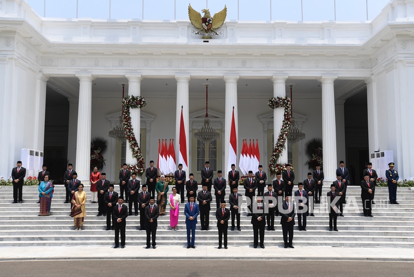 Presiden Joko Widodo didampingi Wapres Ma'ruf Amin berfoto bersama jajaran menteri Kabinet Indonesia Maju yang baru dilantik di tangga beranda Istana Merdeka, Jakarta, Rabu (23/10/2019). 