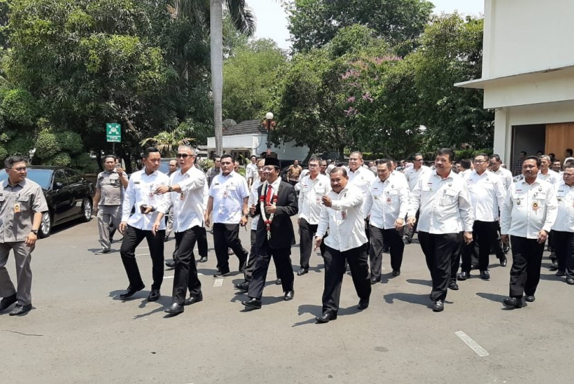 Mahfud MD tiba di Kementerian Koordinator Bidang Politik, Hukum, dan Keamanan, Jakarta Pusat, untuk kegiatan serah terima jabatan dengan Wiranto, Rabu (23/10).