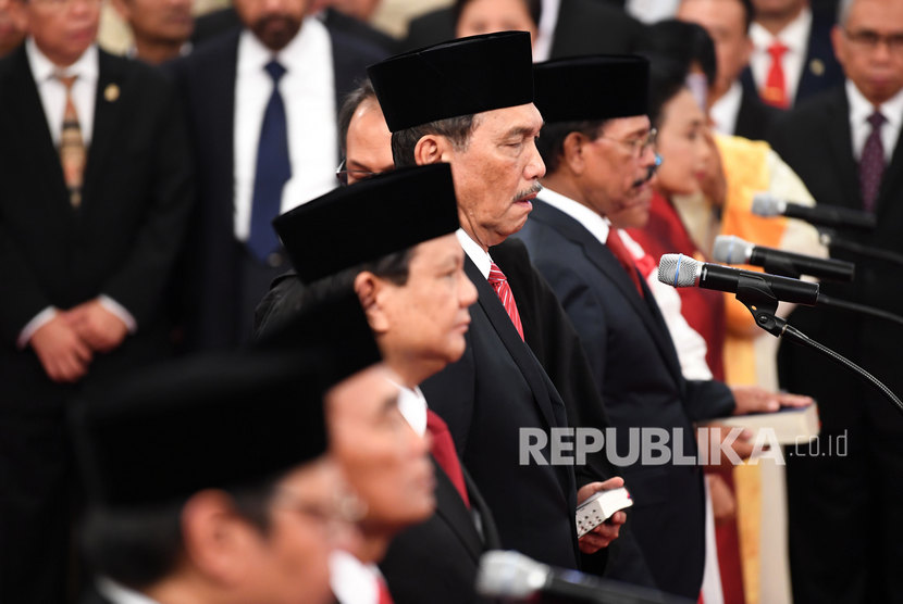 Sejumlah menteri Kabinet Indonesia Maju mengikuti upacara pelantikan yang dipimpin oleh Presiden Joko Widodo di Istana Negara, Jakarta, Rabu (23/10/2019).