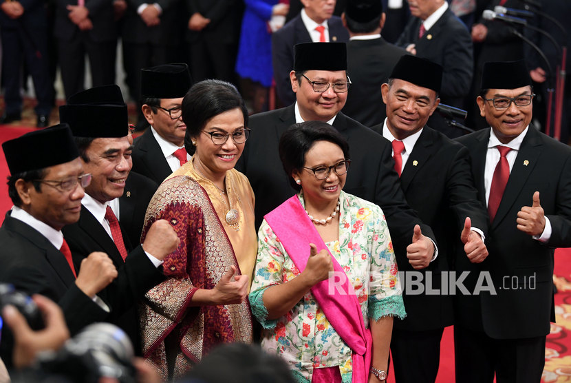 Sejumlah menteri Kabinet Indonesia Maju barpose sebelum mengikuti upacara pelantikan yang dipimpin oleh Presiden Joko Widodo di Istana Negara, Jakarta, Rabu (23/10/2019).