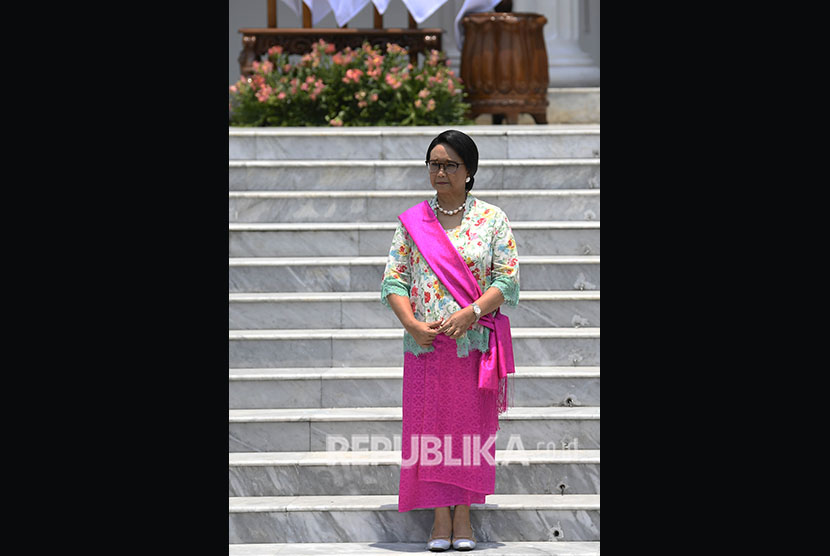Menteri Luar Negeri Retno Marsudi berpose sebelum sesi foto bersama Kabinet Indonesia Maju di beranda Istana Merdeka, Jakarta, Rabu (23/10/2019).
