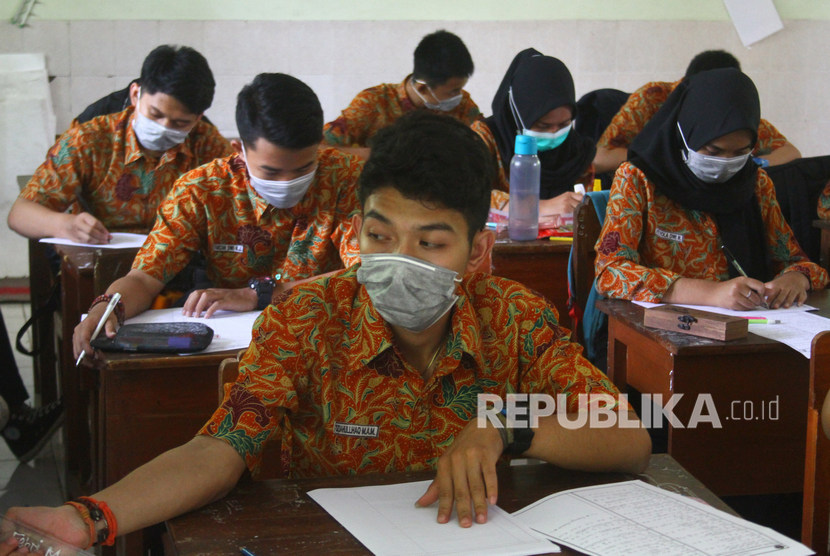 Siswa mengikuti pelajaran dengan mengenakan masker di SMAN 7, Malang, Jawa Timur, Rabu (23/10/2019). Beberapa sekolah di Malang saat itu diliburkan setelah ditemukannya ratusan siswa dan guru positif terjangkit atau menjadi pembawa bakteri difteri.