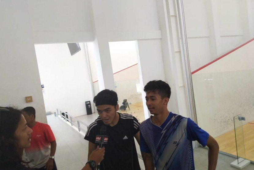 Atlet Squash Indonesia, Agung Wilant (kaus hitam) dan Satria Bagus (kaus biru) saat ditemui di Lapangan Squash Gelora Bung Karno (GBK) Jakarta, Rabu (23/10). 