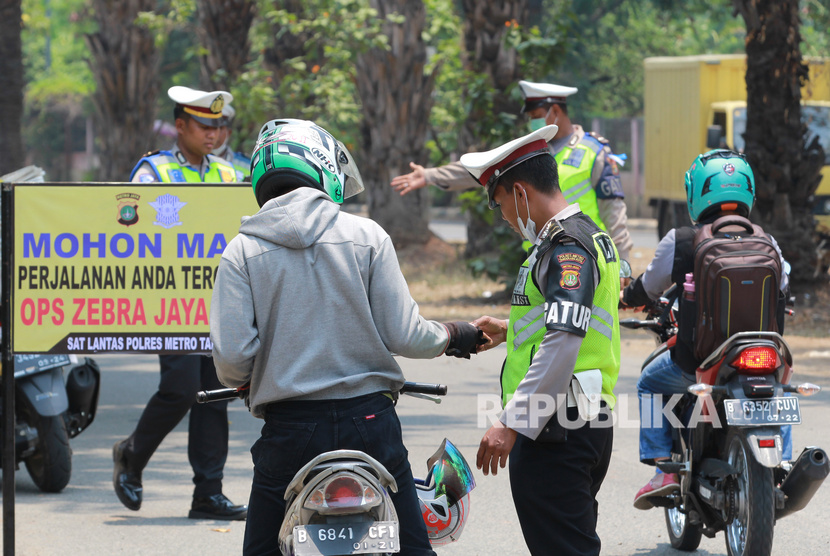 Petugas Polantas Polres Metropolitan Tangerang memeriksa kelengkapan surat-surat kendaraan bermotor (ilustrasu)
