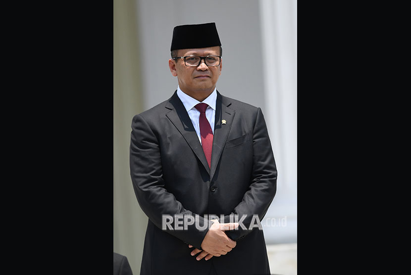 Menteri Kelautan dan Perikanan Edhy Prabowo bersiap mengikuti foto bersama seusai pelantikan menteri Kabinet Indonesia Maju di Beranda Halaman Istana Merdeka, Jakarta, Rabu (23/10/2019).