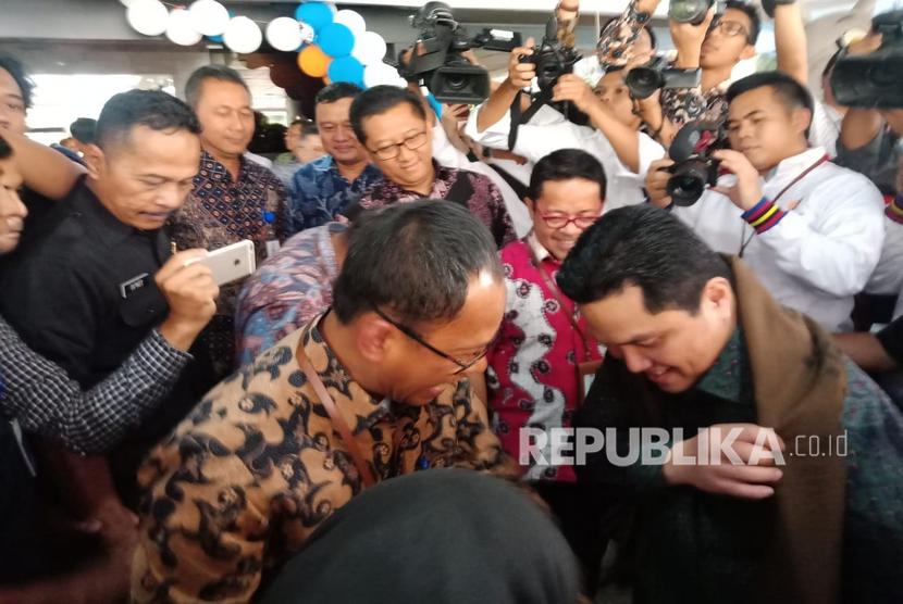 Menteri Badan Usaha Milik Negara (BUMN) Erick Thohir disambut sejumlah pejabat eselon 1 menjelang prosesi serah terima jabatan, di Kementerian BUMN, Jakarta, Rabu (23/10).