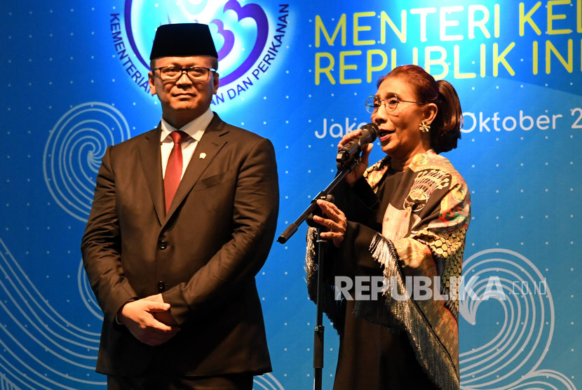 Mantan Menteri Kelautan dan Perikanan Susi Pudjiastuti (kanan) didampingi Menteri Kelautan dan Perikanan Edhy Prabowo, menyampaikan sambutan dalam acara serah terima jabatan (Sertijab) di Kantor Kementerian Kelautan dan Perikanan (KKP), Jakarta, Rabu (23/10/2019). 