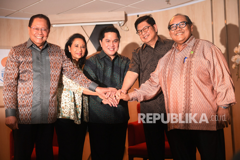 Menteri BUMN Erick Thohir (tengah) berjabat tangan dengan para mantan Menteri BUMN, Rini Soemarno (kedua kiri), Mustafa Abubakar (kiri), Laksamana Sukardi (kedua kanan) dan Soegiharto, saat serah terima jabatan di Kementerian BUMN, Jakarta, Rabu (23/10/2019). 