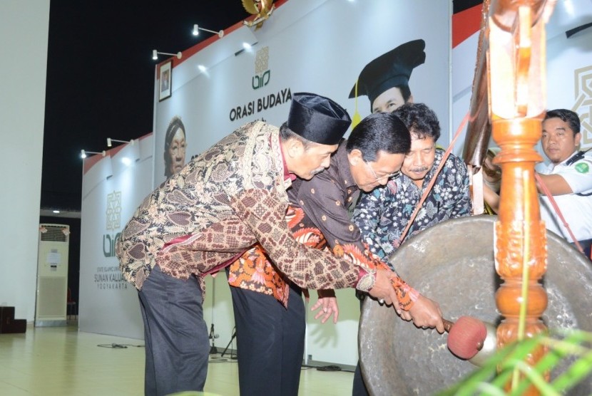  Gubernur DIY saat menyampaikan orasi budaya dalam rangka  memperingati Hari Santri di UIN Sunan Kalijaga Yogyakarta, Selasa (22/10)  malam. 