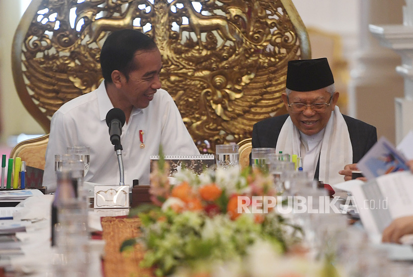 Presiden Joko Widodo (kiri) didampingi Wakil Presiden Ma'ruf Amin (kanan) memimpin sidang kabinet paripurna di Istana Merdeka, Jakarta, Kamis (24/10/2019).