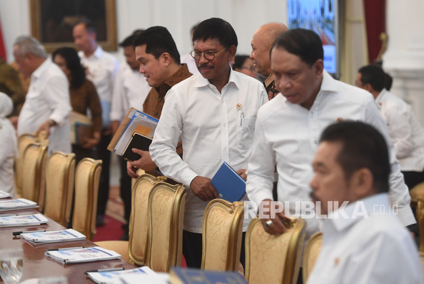 Sejumlah menteri kabinet indonesia maju mengikuti sidang kabinet paripurna di Istana Merdeka, Jakarta, Kamis (24/10/2019). 