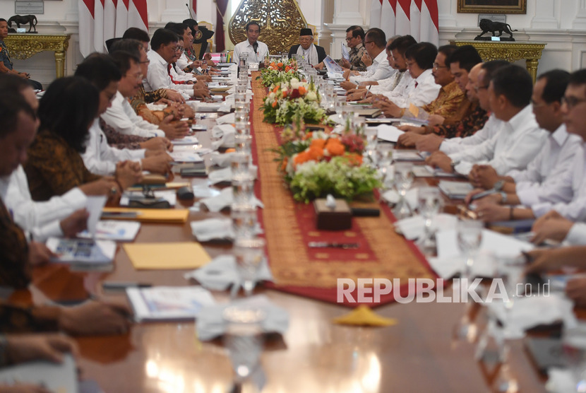 Presiden Joko Widodo (kiri) didampingi Wakil Presiden Ma'ruf Amin (kanan) memimpin sidang kabinet paripurna di Istana Merdeka, Jakarta, Kamis (24/10/2019). 