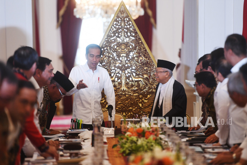 Presiden Joko Widodo (kiri) didampingi Wakil Presiden Ma'ruf Amin (kanan) memimpin sidang kabinet paripurna di Istana Merdeka, Jakarta, Kamis (24/10/2019). 