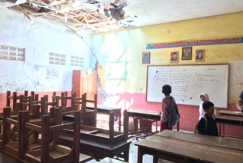Siswa melihat atap ruang kelas SDN 02 Cijolang, Kampung Karyalaksana, Desa Cijolang, Kecamatan Limbangan, Kabupaten Garut, yang ambruk, Kamis (24/10). Tiga ruang kelas itu ambruk pada Rabu (23/10) sore. Tidak ada korban jiwa dalam kejadian itu lantaran siswa sudah pulang sekolah