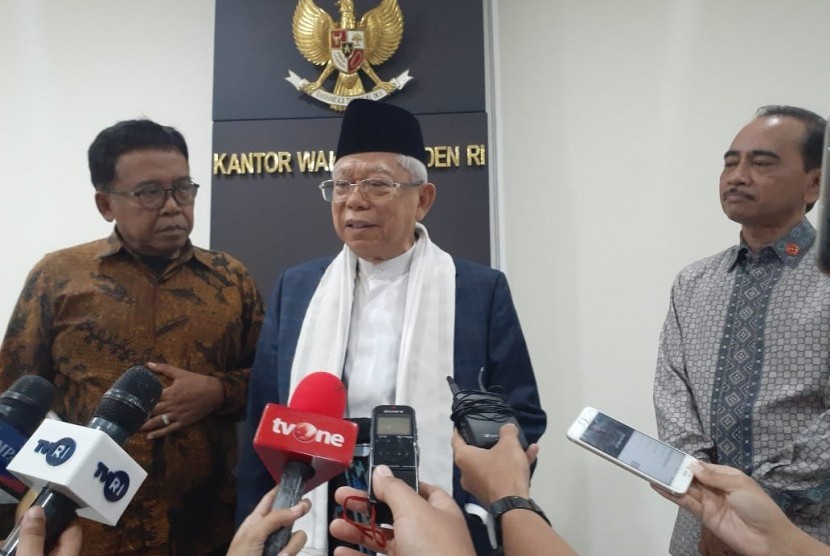 Wakil Presiden Ma'ruf Amin saat memperkenalkan  Wakil Sekretaris Jenderal PBNU Masduki Baidlowi sebagai juru bicaranya di Kantor Wakil Presiden, Jakarta, Kamis (24/10).