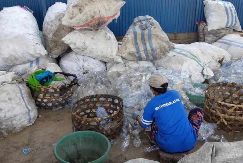 Proses pencacahan plastik di Bali PET Recycling, Denpasar, Sabtu (20/10). 