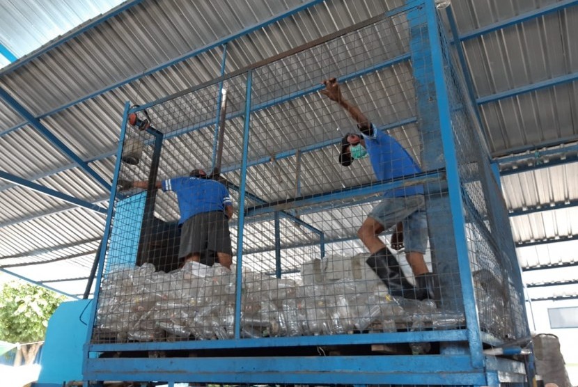 Proses pencacahan plastik. Usaha pencacahan sampah plastik di Buleleng, Bali tak terpengaruh Covid-19 . Ilustrasi.