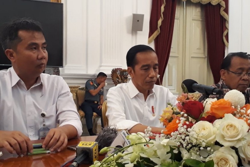 President Jokowi are talking with journalists in the Presidential Palace after the inauguration of his cabinet.