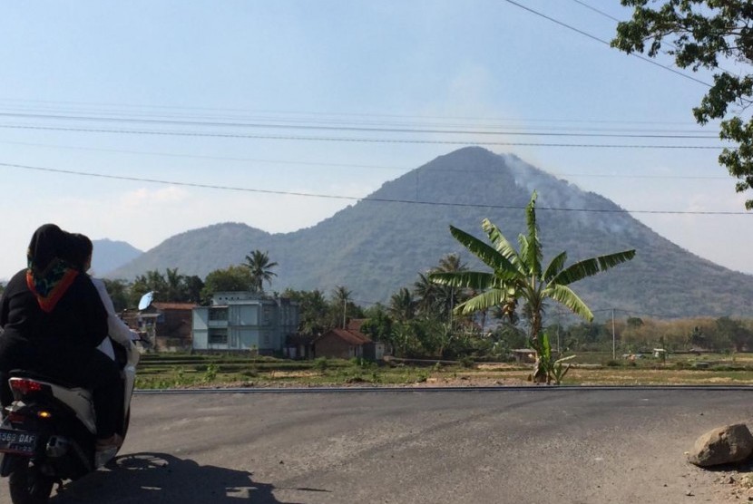 Kepulan asap terlihat di Gunung Haruman, Kabupaten Garut, Kamis (22/10).