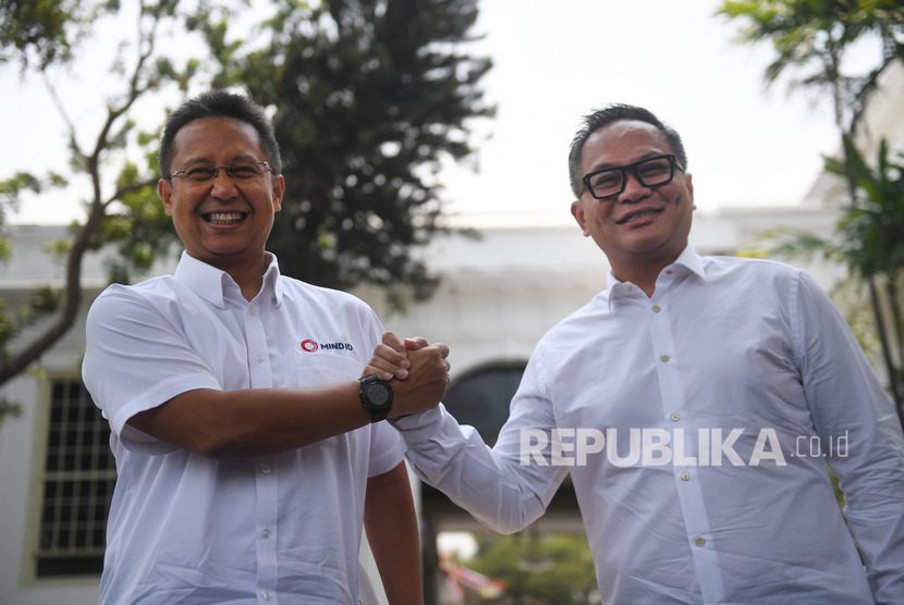 Wakil Menteri BUMN Budi Gunadi Sadikin (kiri) dan Kartiko Wiryoatmojo, berjabat tangan usai bertemu Presiden Joko Widodo di Kompleks Istana Kepresidenan, Jakarta, Jumat (25/10/2019). 