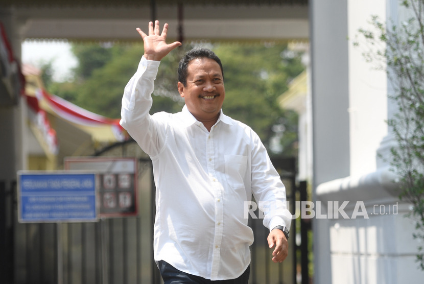 Calon Wakil Menteri Pertahanan Wahyu Sakti Trenggono melambaikan tangan usai bertemu Presiden Joko Widodo di Kompleks Istana Kepresidenan, Jakarta, Jumat (25/10/2019).