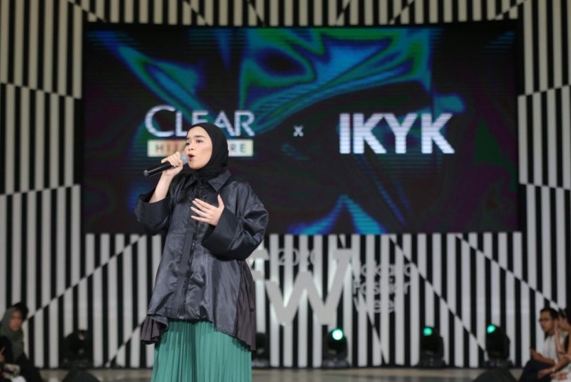 Penyanyi Sivia Azizah mengenakan koleksi Hyjab on Fire, kolaborasi Clear dan I Know You Know (IKYK) di panggung Jakarta Fashion Week (JFW) 2020.