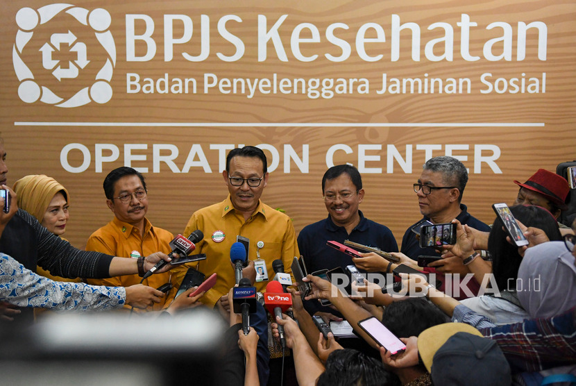 Menteri Kesehatan Terawan Agus Putranto (kedua kanan) didampingi Direktur Utama BPJS Kesehatan Fachmi Idris (ketiga kiri) dan jajarannya menjawab pertanyaan di Kantor Pusat BPJS Kesehatan di Jakarta, Jumat (25/10/2019).