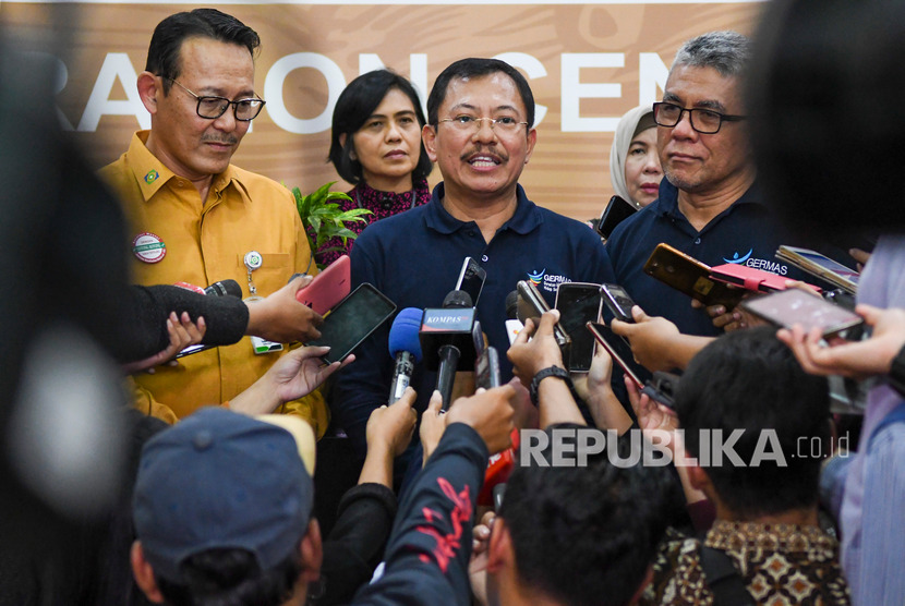 Menteri Kesehatan Terawan Agus Putranto (tengah) didampingi Direktur Utama BPJS Kesehatan Fachmi Idris (kiri) dan jajarannya menjawab pertanyaan wartawan di Kantor Pusat BPJS Kesehatan di Jakarta, Jumat (25/10/2019). 