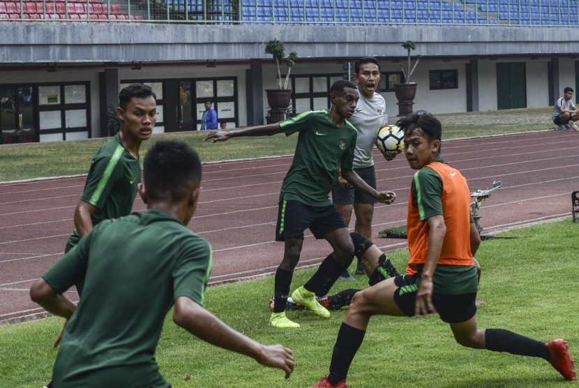 Sejumlah pemain sepak bola timnas U-16 Indonesia mengikuti pemusatan latihan di Stadion Patriot Chandrabhaga, Bekasi, Jawa Barat.