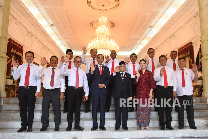 Presiden Joko Widodo (keempat kiri) didampingi Wakil Presiden Ma'ruf Amin (keempat kanan) berfoto bersama calon-calon wakil menteri Kabinet Indonesia Maju sebelum acara pelantikan di Istana Merdeka, Jakarta, Jumat (25/10/2019). 