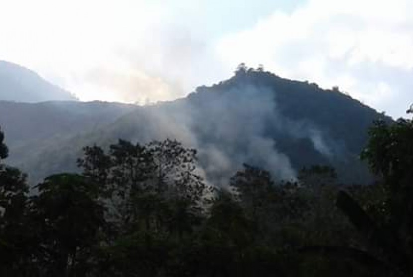 Kebakaran di Gunung Guntur, Kabupaten Garut, Jumat (25/10). Kebakaran itu melanda kawasan cagar alam sejak Kamis (24/10) malam.