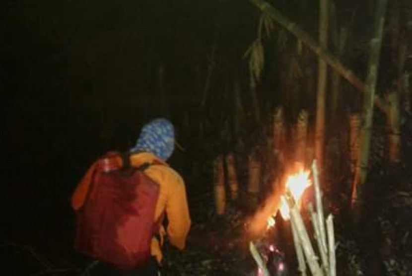 Kebakaran di Gunung Guntur, Kabupaten Garut, Jumat (25/10). Kebakaran itu melanda kawasan cagar alam sejak Kamis (24/10) malam.