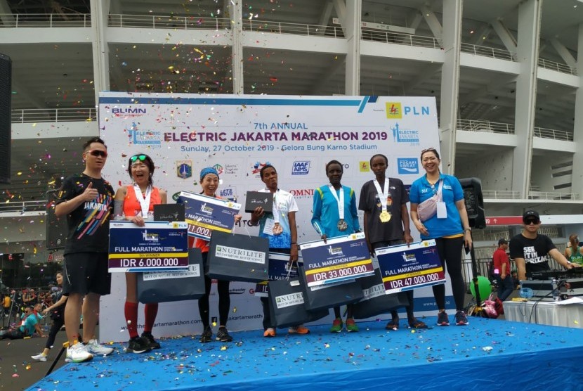 Para pemenang Electric Jakarta Marathon 2019.