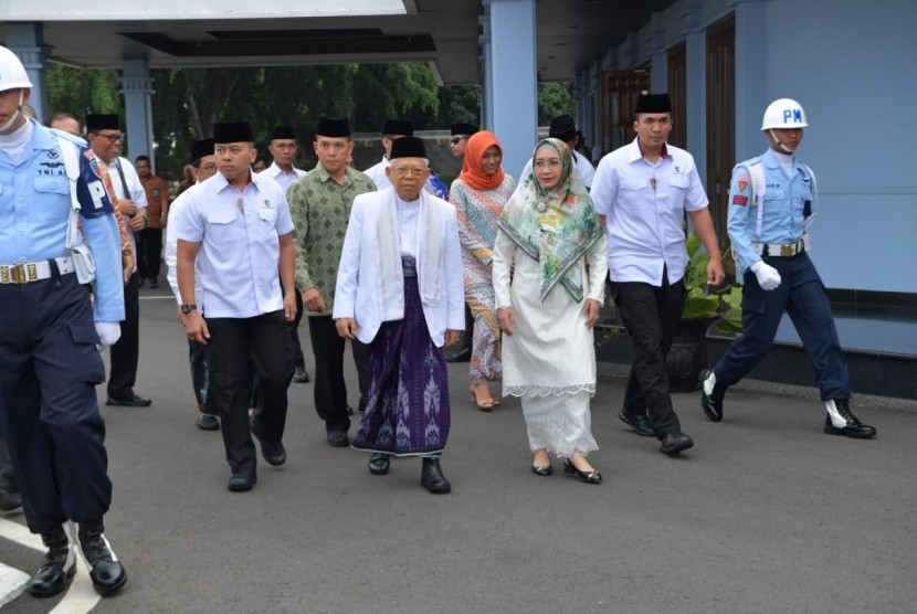 Wakil Presiden KH Ma'ruf Amin bertolak ke Surabaya, Jawa Timur, Ahad (27/10) sore, untuk menghadiri Pagelaran Festival Budaya Santri Nusantara 2019.