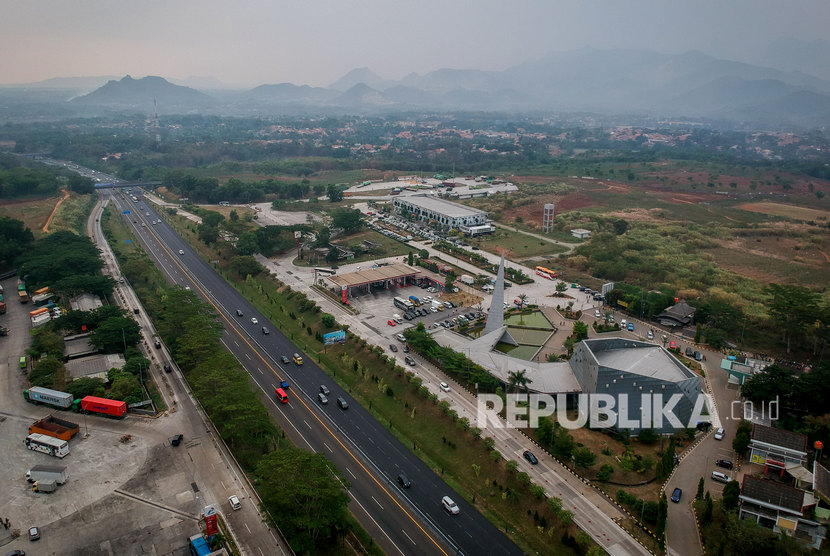 Foto udara kendaraan yang melintas di kilometer 88 Jalan Tol Cipularang, Kabupaten Purwakarta, Jawa Barat, Ahad (27/10/2019).