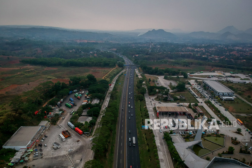 Foto udara kendaraan yang melintas di Jalan Tol Cipularang, Kabupaten Purwakarta, Jawa Barat.