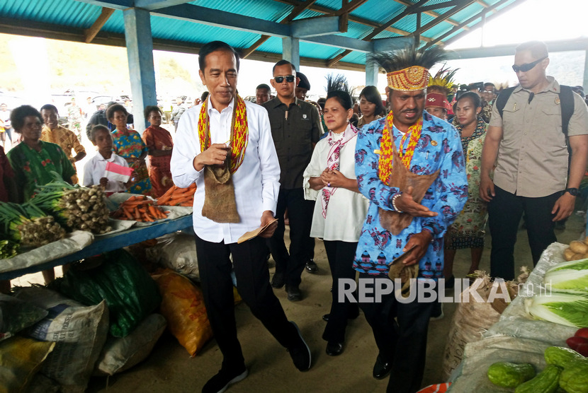 Presiden Joko Widodo bersama Ibu Negara Iriana Joko Widodo (tengah) meninjau pasar khusus Mama Papua di Distrik Anggi, Kabupaten Pegunungan Arfak, Papua Barat, Ahad (27/10/2019).