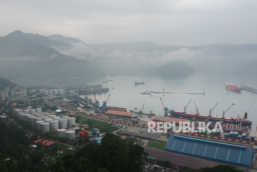Foto udara kawasan pelabuhan Teluk Bayur, di Padang, Sumatera Barat, Ahad (27/10/2019).