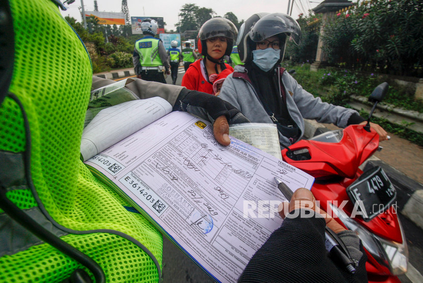 Polisi menilang pengendara saat Operasi Lodaya