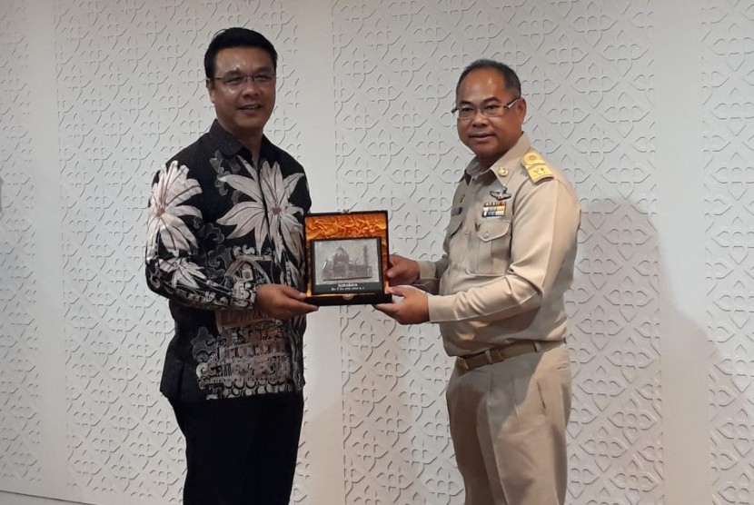 Wakil Koordinator Hubungan Masyarakat Gugus Tugas Percepatan Penanganan Covid-19 Surabaya, Muhammad Fikser (kiri).