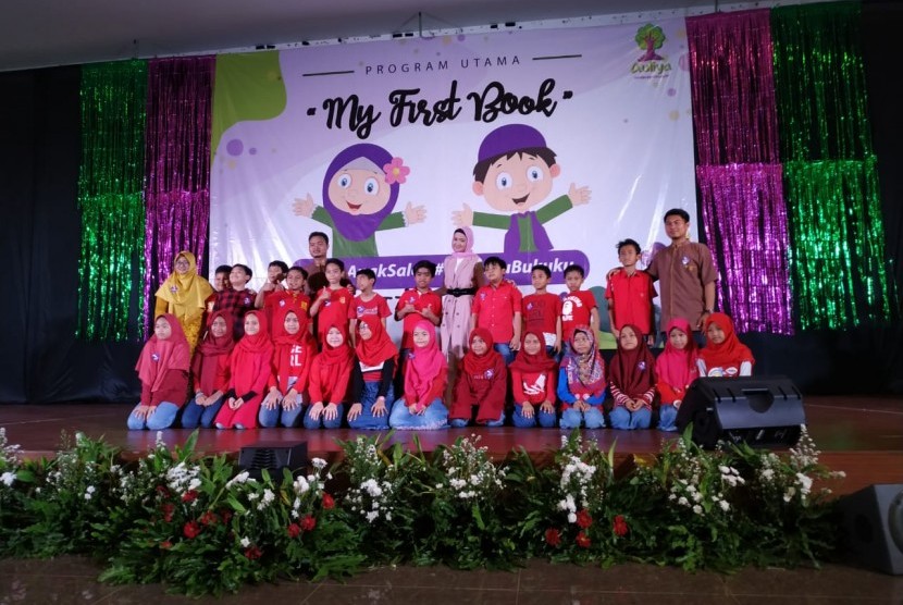 SD Islam Terpadu Auliya mengadakan kegiatan 'My First Book' untuk meningkatkan literasi murid dan orang tua di Ruang Auditorium sekolah, Sabtu (26/10). 